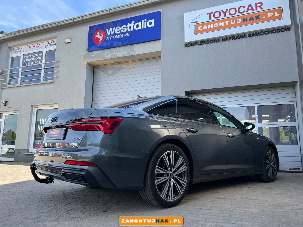 audi a6 c8 po montazu haka holowniczego zdjecie od tylu z prawej strony na tle serwisu montujacego haki holownicze w poznaniu